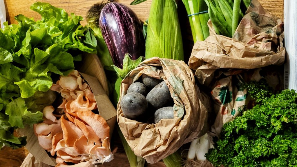 Bags filled with seasonal produce from Fruittuin van West Amsterdam
